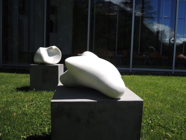 Donat Fritschy, zwei Skulpturen aus Carrara Marmor